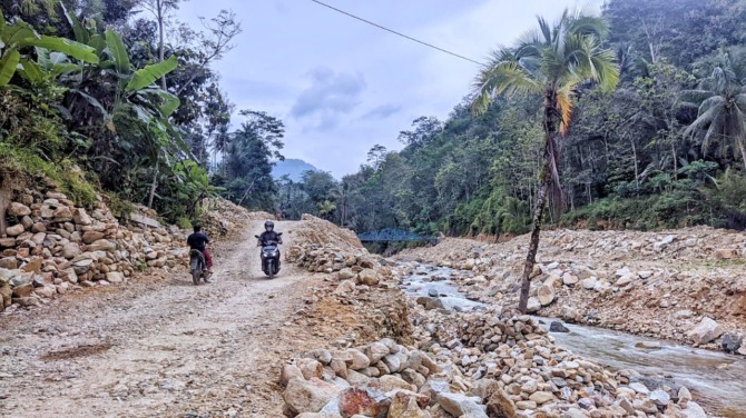 VITAL: Akses Karangrejo-Karanggede kerap tertutup luapan banjir batu. (SUGENG DWI N/RADAR PACITAN)