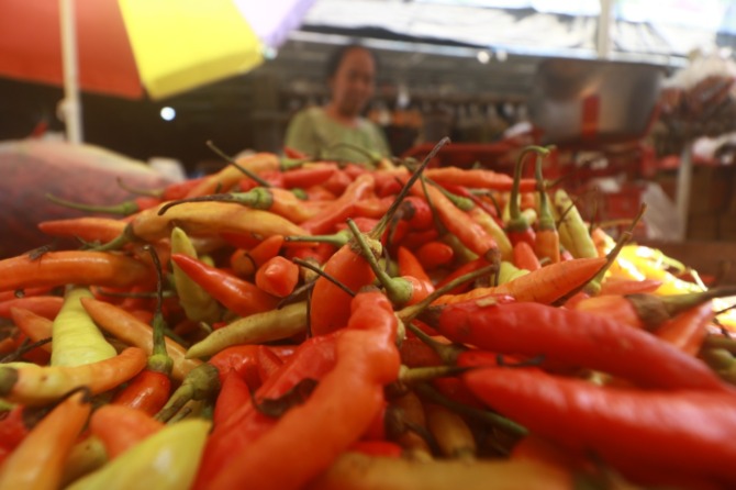 LAGI-LAGI NAIK: Harga cabai rawit di sejumlah pedagang Pasar Sayur rata-rata mengalami kenaikan. (R BAGUS RAHADI/RADAR MAGETAN)