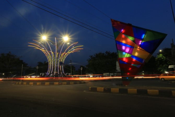 BENDERANG: Decoration lighting tuntas terpasang di bundaran Serayu. Dalam waktu dekat disperkim segera menyelesaikan pengerjaan fondasi menara lampu tersebut. (BAGAS BIMANTARA/JAWA POS RADAR MADIUN)