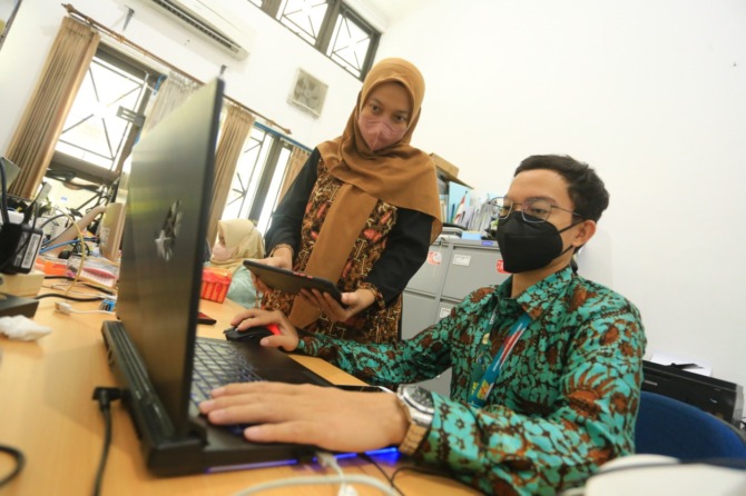 Ilustrasi : ASN Pemkot Madiun sedang beraktivitas di ruang kerja (Dokumen/Radar Madiun)