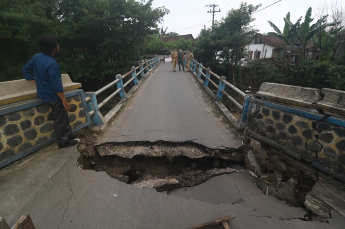 DIUSULKAN KE PUSAT: Kondisi jembatan Klumutan, Saradan, yang putus sejak Maret lalu. Tiga dari 63 jembatan rusak di Kabupaten Madiun diperbaiki tahun ini. (DOKUMEN/JAWA POS RADAR CARUBAN)