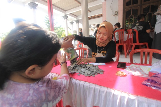 AYO MENABUNG: Forum Desa Sukosari mengajak seratusan anak rajin menabung untuk mencukupi keperluan di hari depan.