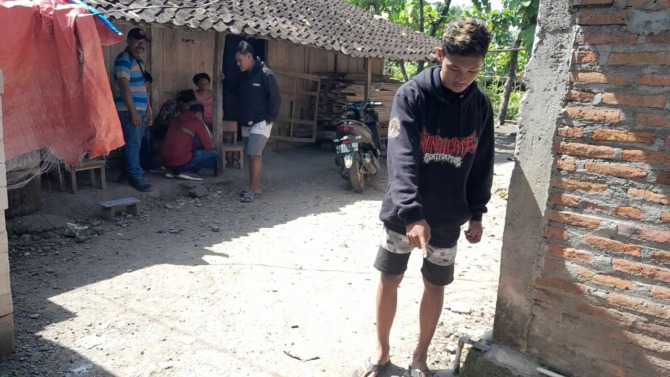 PERISTIWA BERDARAH: Warga menunjukkan lokasi pembacokan yang dilakukan Edi Budiyanto kepada istrinya, Binti Rokani. (ASEP SYAEFUL BACHRI/JAWA POS RADAR NGAWI)