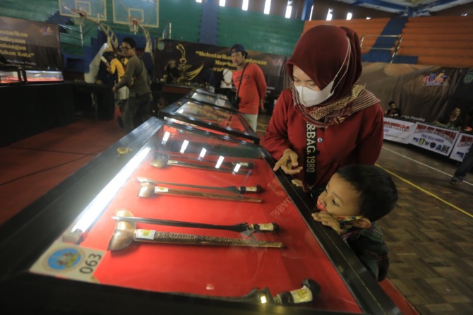 BERSEJARAH: Ratusan keris dan pusaka dipamerkan di GOR Wilis, Kota Madiun, sejak kemarin hingga besok. (BAGAS BIMANTARA/JAWA POS RADAR MADIUN)