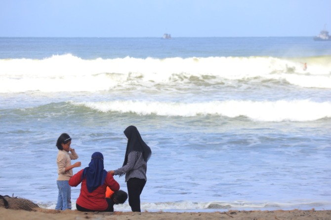 GELOMBANG TINGGI: Fenomena La Nina diperkirakan masih menghantui Samudra Indonesia hingga beberapa bulan ke depan. (SUGENG DWI N./JAWA POS RADAR PACITAN)