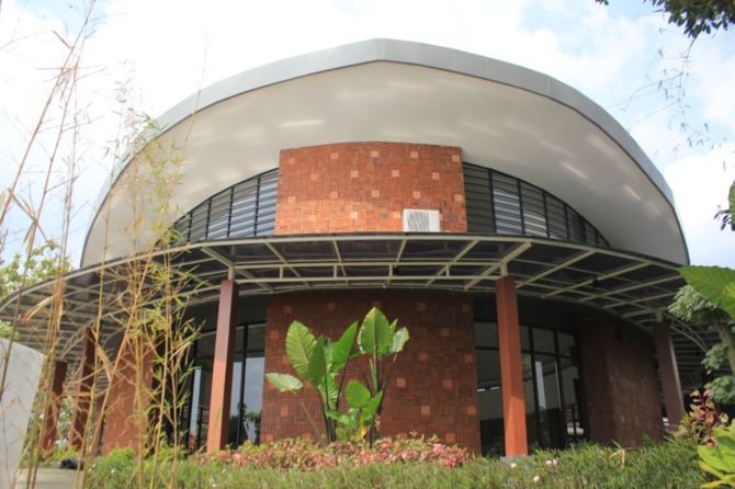 MODERN: Bangunan Masjid Bani Solan mengusung konsep modern minimalis. (KRISHNA IRFANY FOR JAWA POS RADAR MAGETAN)