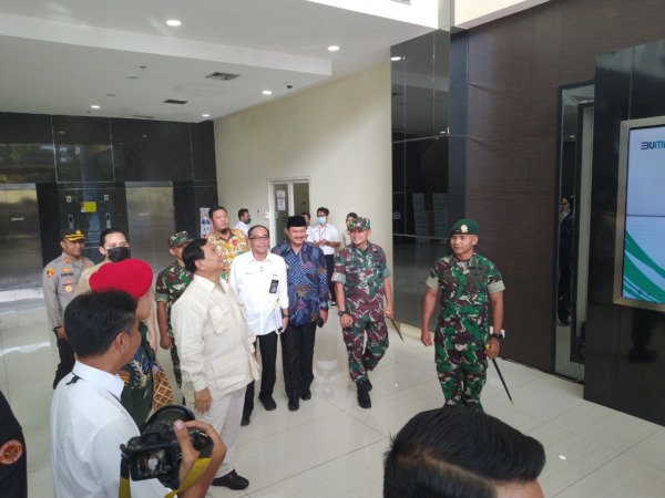 DI KOTA MADIUN: Menhan Prabowo Subianto bersama Wali Kota Maidi berkunjung ke PT Inka, Jumat (8/7). (ANGGIYAN BAYU/JAWA POS RADAR MADIUN)