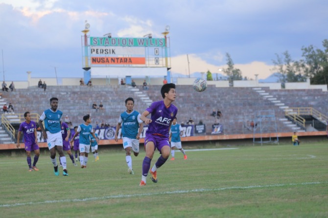 SKOR KACAMATA: Laga pramusim perdana antara Persik Kediri v Nusantara United berakhir imbang tanpa gol di Stadion Wilis Kota Madiun, Jumat (8/7). (BAGAS BIMANTARA/JAWA POS RADAR MADIUN)