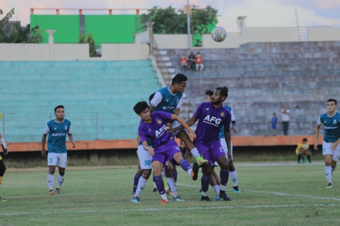 MINIM PENONTON: Laga uji coba Persik Kediri v Nusantara United FC di Stadion Wilis, Jumat (8/7) lalu. Dua laga kontra Putra Delta Sidoarjo (11/7) dan Persela (14/7) batal digelar di Kota Madiun. (BAGAS BIMANTARA/JAWA POS RADAR MADIUN)