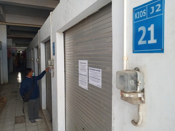 MANGKRAK: Deretan kios PBM yang sudah lama mangkrak dicabut izin sewanya setelah pedagang tidak merespons SP-3 dari dinas perdagangan setempat. (BAGAS BIMANTARA/JAWA POS RADAR MADIUN)