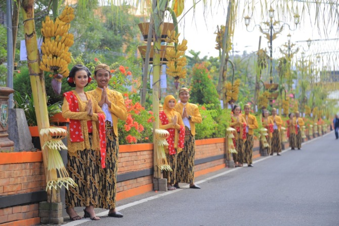 KEDELAPAN: Wali Kota Madiun Maidi saat menerima piagam rekor pemasangan sambung tuwuh terbanyak dari perwakilan Muri. (BAGAS BIMANTARA/JAWA POS RADAR MADIUN)