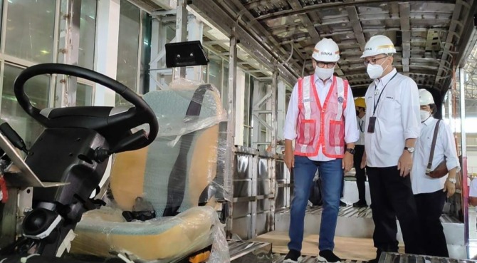 KE PT INKA: Menhub Budi Karya Sumadi ketika mengecek progres pengerjaan bus listrik merah putih yang akan digunakan saat Presiden G20 di Bali pada November mendatang. (ISTIMEWA)