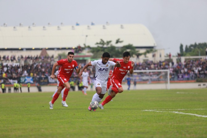 BERAKHIR IMBANG: Pemain Persis Solo Fabiano Beltrame (kiri) menjaga bola yang hendak direbut pemain Persik Kediri Sutanto Tan (kanan) di Stadion Wilis Madiun kemarin. (BAGAS BIMANTARA/JAWA POS RADAR MADIUN)