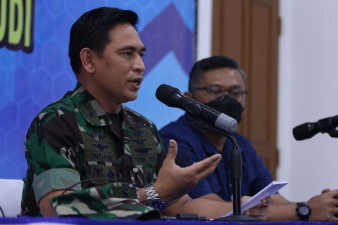 Kepala Dinas Penerangan Angkatan Udara (Kadispen AU) Marsma TNI Indan Gilang Buldansyah saat konferensi pers di Gedung Saraswati Lanud Iswahjudi, Selasa (19/7). (R BAGUS RAHADI/RADAR MADIUN)