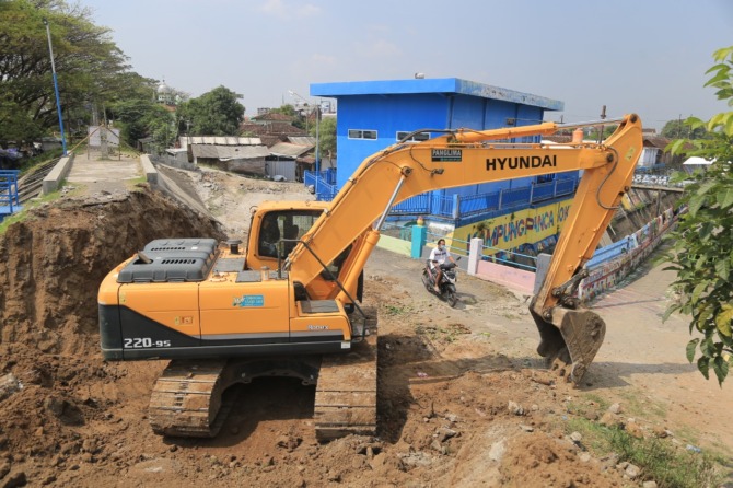 PENGENDALI BANJIR: Proyek penambahan outlet atau pintu air mulai dikerjakan DPUPR Kota Madiun di saluran Pancasila, Nambangan Lor, Manguharjo. (BAGAS BIMANTARA/JAWA POS RADAR MADIUN)