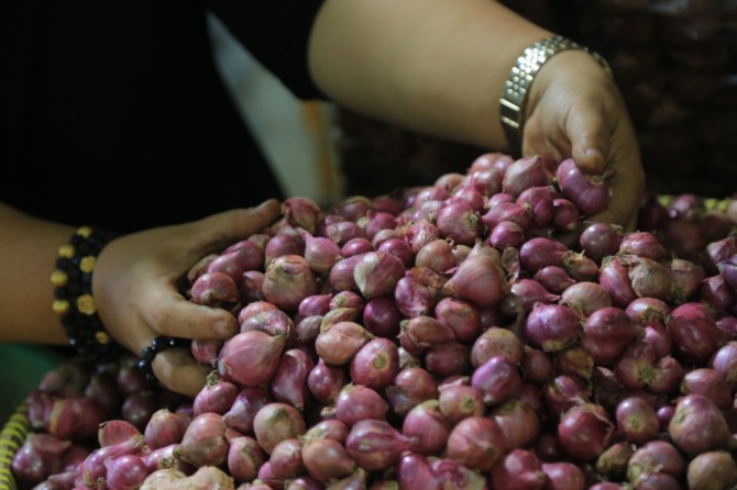 BELUM NORMAL: Harga bawang merah di Kota Madiun perlahan mulai turun. Sedangkan harga cabai rawit masih relatif tinggi. (BAGAS BIMANTARA/JAWA POS RADAR MADIUN)