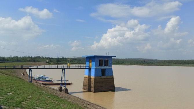 BERKURANG: Volume air di Bendungan Dawuhan, Sidomulyo, Wonoasri, terus menyusut sejak memasuki musim kemarau, Minggu (24/7). (DIAN RAHAYU/TRAINING JAWA POS RADAR MADIUN)