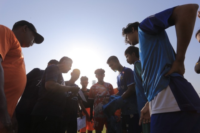 SELEKSI: Para pemain lokal MPFC hasil seleksi lalu bakal diikutsertakan melakoni laga uji coba melawan Undiksha Singaraja, klub peserta Liga 3 Bali, pekan depan. (BAGAS BIMANTARA/JAWA POS RADAR MADIUN)