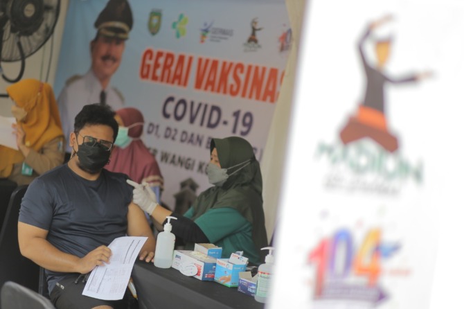 SUNTIK: Warga menjalani proses vaksinasi yang digelar oleh Pemkot Madiun di Sumber Wangi. (BAGAS BIMANTARA/RADAR MADIUN)