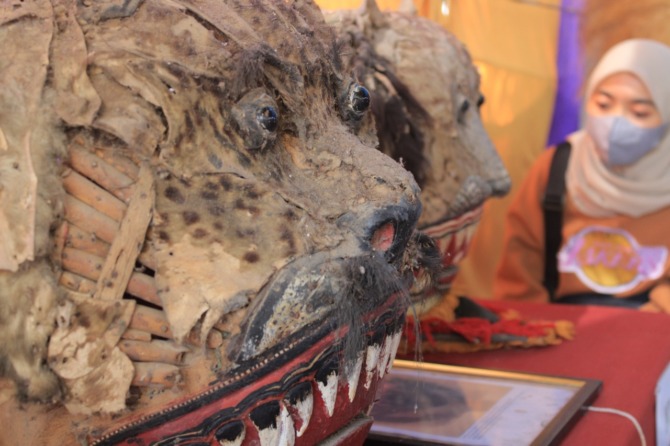 BUDAYA: Barongan Reog Ponorogo yang telah berusia satu abad lebih sempat dipamerkan saat perayaan Grebeg Suro, Senin (25/7) lalu. (AJI PUTRA/RADAR PONOROGO)