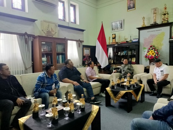PEMODAL: Investor baru PSM Madiun datang menemui wali kota Maidi dengan ditemani oleh Wakil Ketua Asprov PSSI Jatim Amir Burhanuddin dan Ketua Askot PSSI Madiun Nono Djatikusumo di balai kota, Rabu (27/7). (HENGKY RISTANTO/RADAR MADIUN)