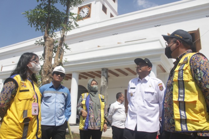 PELESTARIAN CAGAR BUDAYA: Bupati Ngawi Ony Anwar Harsono membicarakan pemanfaatan Benteng Van den Bosch dengan pihak Kementerian PUPR, BPCB Trowulan, dan Kemendikbudristek. (ASEP SYAEFUL BACHRI/JAWA POS RADAR NGAWI)