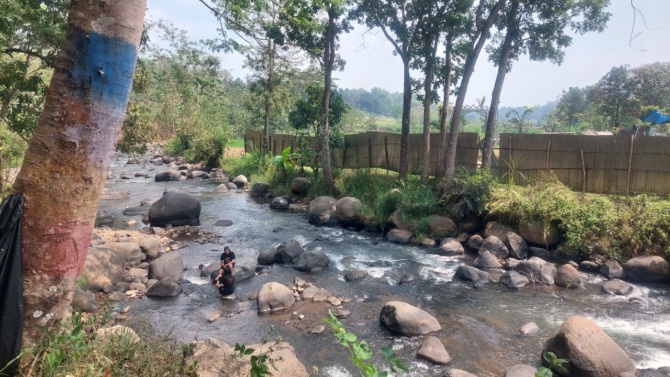 ASRI TAPI SUNYI: Sejumlah pengunjung menikmati dinginnya air sungai berbatu yang menjadi ikon Wanawisata Grape kemarin (30/7). Sejumlah objek wisata kawasan hutan di Kabupaten Madiun kian sepi. (DIAN RAHAYU/TRAINING JAWA POS RADAR MADIUN)