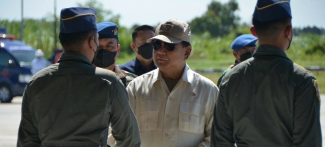 KUNKER: Menhan Prabowo Subianto saat tiba di Lanud Iswahjudi, Jumat (8/7) lalu. (BIRO HUMAS KEMENHAN)