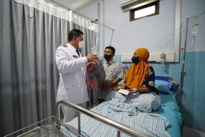 BAYI MERDEKA: Wali Kota Madiun Maidi saat memberikan bingkisan kepada pasien melahirkan di RSUD Kota Madiun tepat pada 17 Agustus kemarin. (DISKOMINFO FOR JAWA POS RADAR MADIUN)