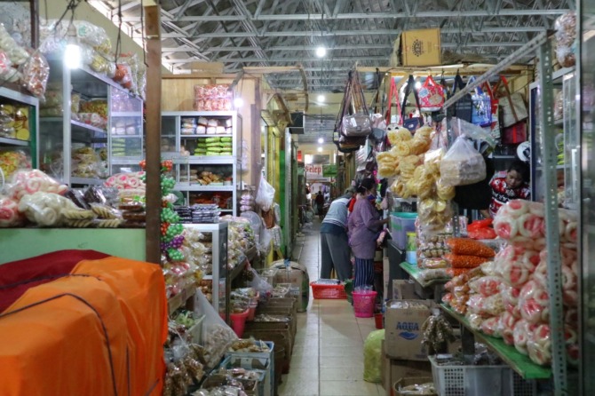 PASAR TRADISIONAL: Aneka perlengkapan rumah tangga, pakaian, hingga palawija banyak diperdagangkan. (SUGENG DWI N./JAWA POS RADAR PACITAN)