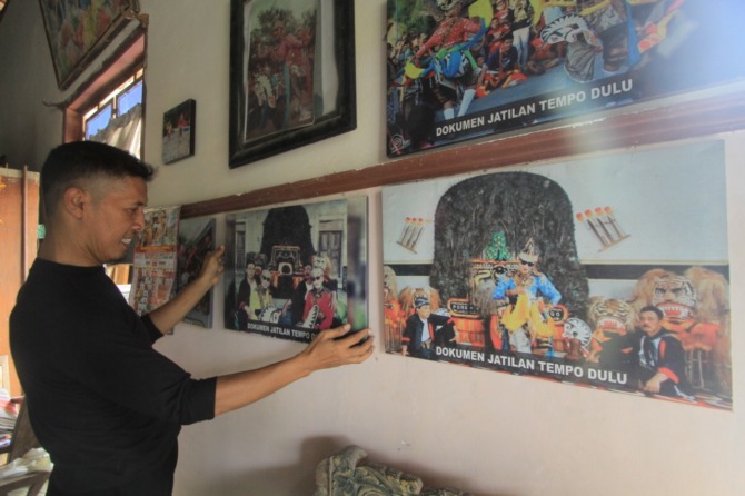 SENIOR: Sudirman, penari jathil laki-laki yang tersisa di Ponorogo. (AJI PUTRA/JAWA POS RADAR PONOROGO)