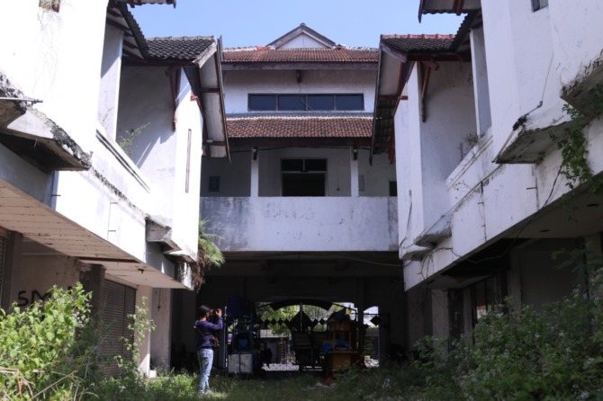 TIDAK TERAWAT: Dua bangunan di kawasan bekas Plaza Ngawi yang bakal direhabilitasi untuk dua kantor perangkat daerah. (R BAGUS RAHADI/JAWA POS RADAR NGAWI)