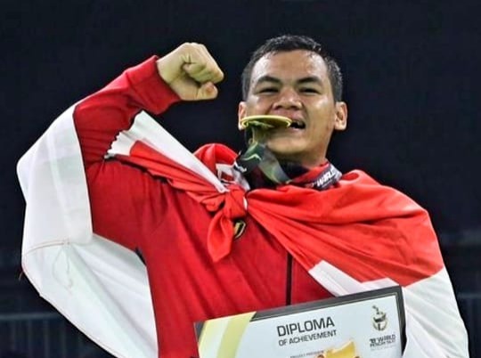 MEMBANGGAKAN: Aji Bangkit Pamungkas berhasil membawa pulang medali emas dalam Kejuaraan Pencak Silat Dunia ke-19 di Malaysia 25-31 Juli lalu. (AJI BANGKIT FOR JAWA POS RADAR PONOROGO)