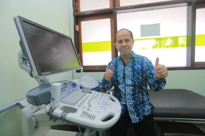BERPRESTASI: dr Muhammad Nur SpOG di sela aktivitasnya sebagai dokter kandungan di RSUD Kota Madiun. (BAGAS BIMANTARA/JAWA POS RADAR MADIUN)