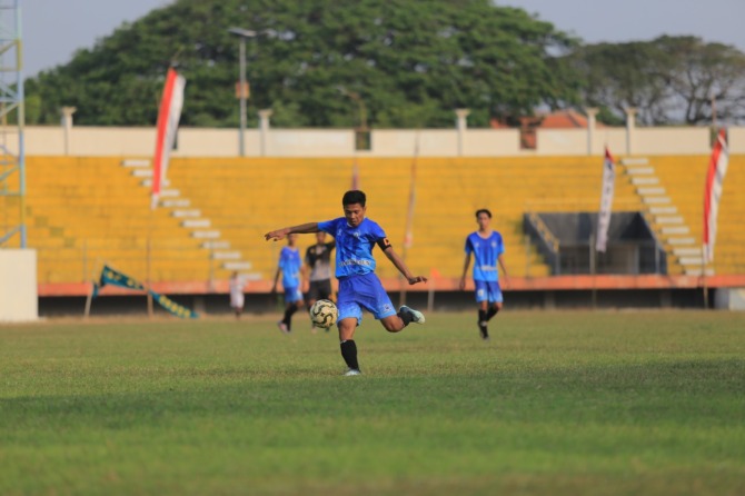 MADIUN FOOTBALL: Publik sepak bola di Kota Madiun sangat mungkin disuguhi derby Madiun City antara PSM Madiun v MPFC di Liga 3 Jatim 2022. (FOTO-FOTO: BAGAS BIMANTARA/JAWA POS RADAR MADIUN)