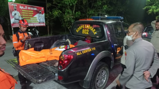 NAHAS: Jasad korban tenggelam di Waduk Kedungbrubus, Desa Bulu, Pilangkenceng, usai dievakuasi ke daratan, Sabtu (6/8)malam. (POLSEK PILANGKENCENG FOR JAWA POS RADAR CARUBAN)