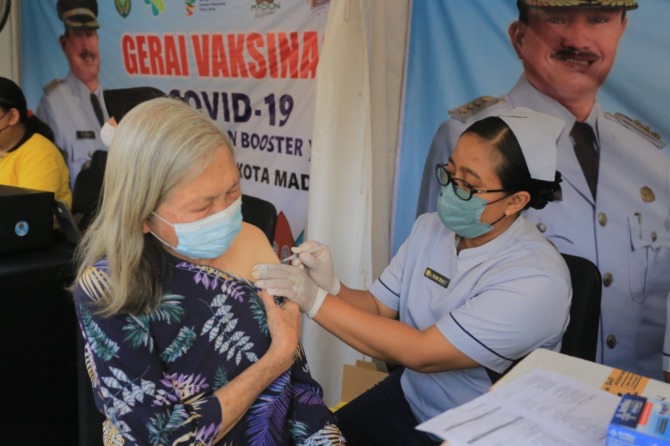 DISUNTIK: Alokasi anggaran BTT di PAK 2022 yang dinaikkan nyaris tiga kali lipat sebagian bakal digunakan membeli vaksin anti-PMK untuk hewan ternak dan vaksinasi Covid-19. (BAGAS BIMANTARA/JAWA POS RADAR MADIUN)
