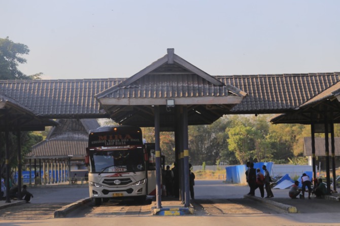 MENUJU NORMAL: Situasi Terminal Bus Purbaya Kota Madiun kemarin (8/8). Jumlah penumpang berangsur meningkat.  (BAGAS BIMANTARA/JAWA POS RADAR MADIUN)