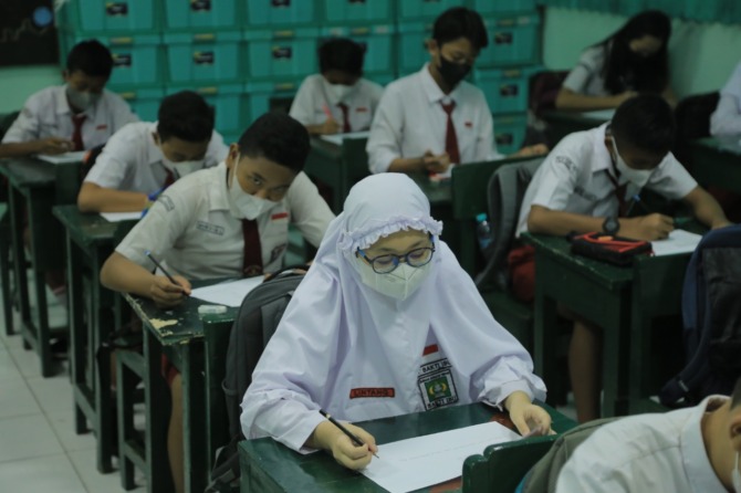 TES: Siswa SMPN 2 Madiun saat mengikuti psikotes terkait pemberlakuan Kurikulum Merdeka Belajar tahun ajaran 2022/2023 beberapa waktu lalu. (BAGAS BIMANTARA/JAWA POS RADAR MADIUN)