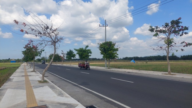 MULUS: Jalan M.T. Haryono, Buduran, Wonoasri, dalam kondisi mulus. (DIAN RAHAYU/JAWA POS RADAR MADIUN)