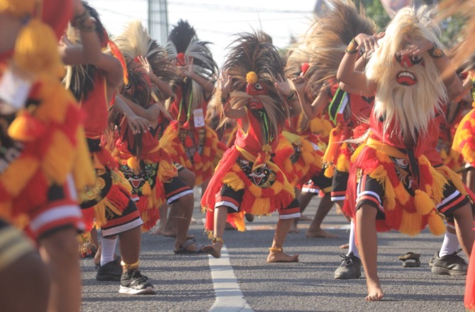 EPIK: 2022 penari bujang ganong dan 100 penari sufi tampil kolosal di sepanjang H.O.S. Cokroaminoto dan Jendsud kemarin. (AJI PUTRA/JAWA POS RADAR PONOROGO)