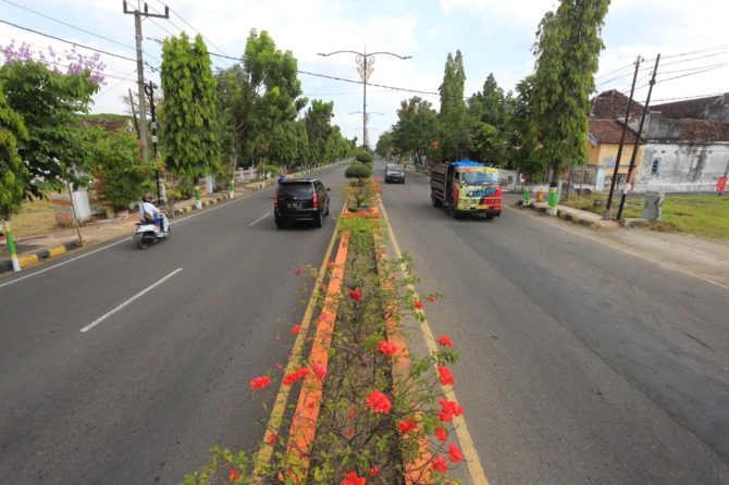 DILANJUTKAN: BBPJN Jatim-Bali segera mengerjakan pelapisan aspal tahap kedua atau overlay jalan nasional di wilayah Kota Madiun mulai besok (12/8). Salah satunya di ruas Jalan Yos Sudarso ini. (BAGAS BIMANTARA/JAWA POS RADAR MADIUN)