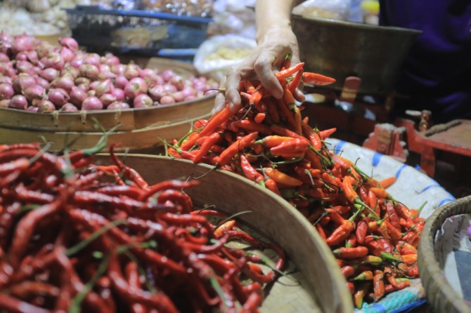 BUMBU DAPUR: Setelah sempat menjadi pemicu inflasi selama dua bulan, dalam sepekan terakhir harga cabai rawit di pasaran mengalami penurunan signifikan. Harga bumbu dapur berasa pedas itu saat ini telah turun di angka Rp 50 ribu per kilogram. (BAGAS BIMAN