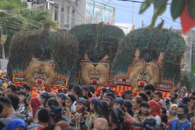 KOLOSAL: Sebanyak 312 grup reog dari seluruh desa tampil di sepanjang Jalan H.O.S. Cokroaminoto dan Jenderal Sudirman kemarin. (AJI PUTRA/JAWA POS RADAR PONOROGO)