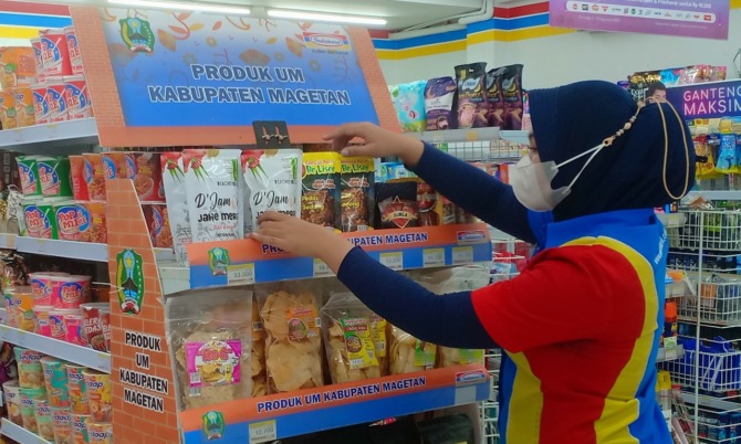 MEJENG DI ETALASE: Gerai toko modern di Magetan kota memajang produk UMKM lokal di etalasenya kemarin (10/8). (APRILITA SARI/JAWA POS RADAR MAGETAN)