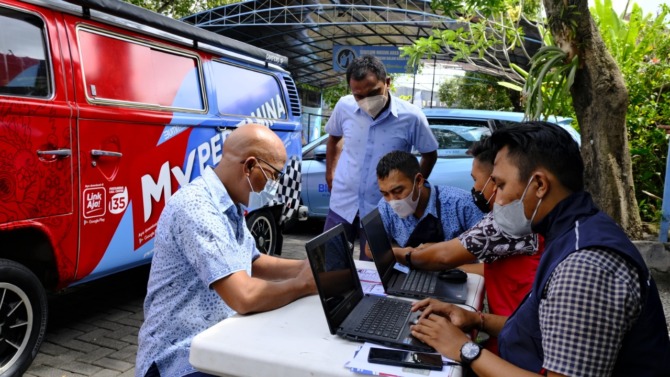 BBM TEPAT PEDULI: Warga mendaftarkan diri melalui outlet MyPertamina di sejumlah SPBU di wilayah Jatimbalinus. (ISTIMEWA)