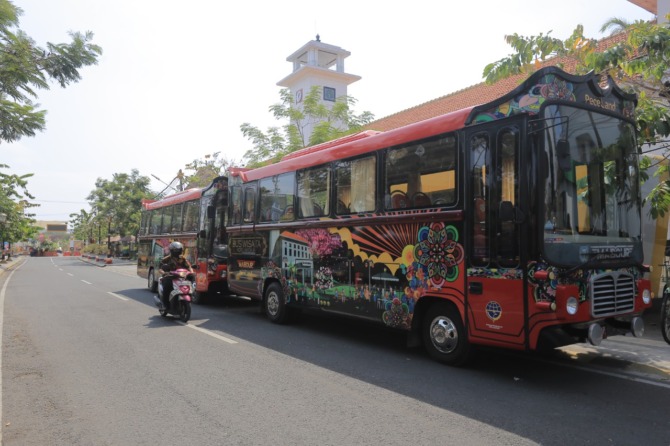 PARKIR: Armada bus Mabour stand by di halte Jalan Perintis Kemerdekaan kemarin. (BAGAS BIMANTARA/JAWA POS RADAR MADIUN)