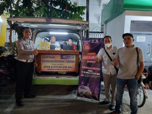 LEBIH MUDAH: Pelayanan samsat keliling malam hari memudahkan masyarakat dalam membayar pajak kendaraan bermotor. (DARWOYO FOR JAWA POS RADAR MADIUN)