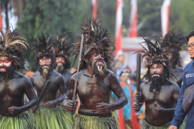 TARI KELING: Tokoh prajurit tampil dengan membaluri sekujur tubuh dengan warna hitam dan mengenakan mahkota dari bulu ayam. (AJI PUTRA/JAWA POS RADAR PONOROGO)