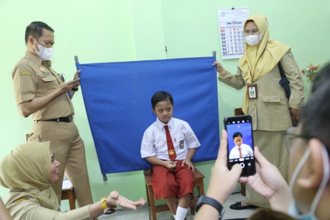 ILUSTRASI: Disdukcapil Kota Madiun memfasilitasi sidang perwalian anak berkebutuhan khusus tanpa orang tua untuk memperoleh ijazah. (BAGAS BIMANTARA/JAWA POS RADAR MADIUN)